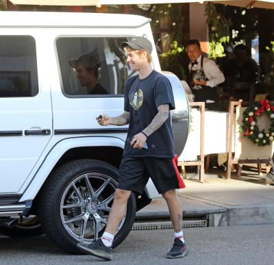 12.04 | Justin Bieber deixando o II Pastaio em Beverly Hills, Califórnia
