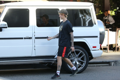 12.04 | Justin Bieber deixando o II Pastaio em Beverly Hills, Califórnia