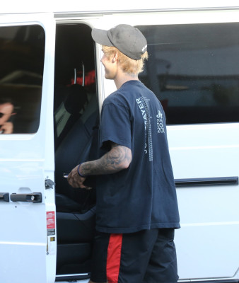 12.04 | Justin Bieber deixando o II Pastaio em Beverly Hills, Califórnia