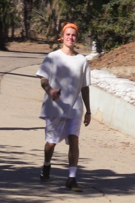 12.05 | Justin Bieber no Runyon Canyon Park em Los Angeles, Califórnia