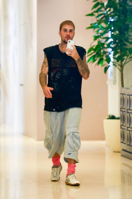 20.09 | visto recentemente no The Maybourne Beverly Hills Hotel, enquanto se dirigia a uma reunião para sua marca de moda, SKYLRK.