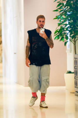 20.09 | visto recentemente no The Maybourne Beverly Hills Hotel, enquanto se dirigia a uma reunião para sua marca de moda, SKYLRK.