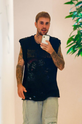 20.09 | visto recentemente no The Maybourne Beverly Hills Hotel, enquanto se dirigia a uma reunião para sua marca de moda, SKYLRK.