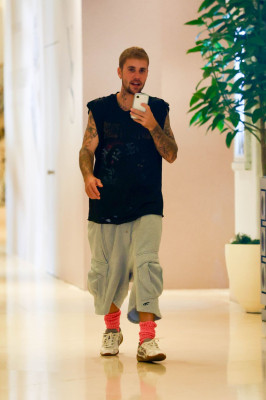 20.09 | visto recentemente no The Maybourne Beverly Hills Hotel, enquanto se dirigia a uma reunião para sua marca de moda, SKYLRK.