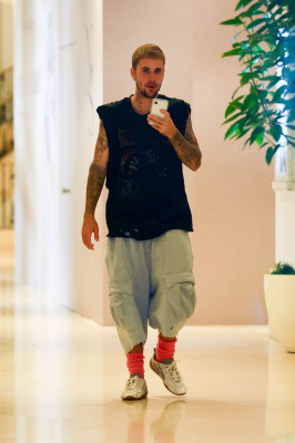 20.09 | visto recentemente no The Maybourne Beverly Hills Hotel, enquanto se dirigia a uma reunião para sua marca de moda, SKYLRK.