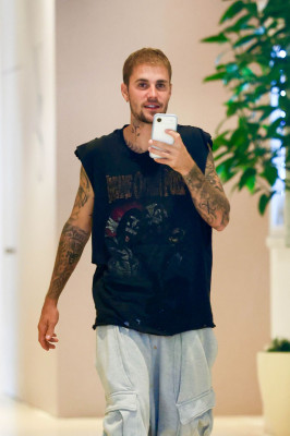 20.09 | visto recentemente no The Maybourne Beverly Hills Hotel, enquanto se dirigia a uma reunião para sua marca de moda, SKYLRK.