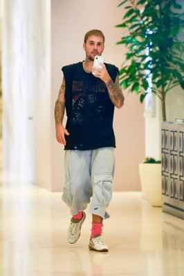 20.09 | visto recentemente no The Maybourne Beverly Hills Hotel, enquanto se dirigia a uma reunião para sua marca de moda, SKYLRK.