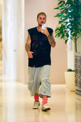 20.09 | visto recentemente no The Maybourne Beverly Hills Hotel, enquanto se dirigia a uma reunião para sua marca de moda, SKYLRK.