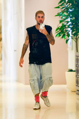 20.09 | visto recentemente no The Maybourne Beverly Hills Hotel, enquanto se dirigia a uma reunião para sua marca de moda, SKYLRK.