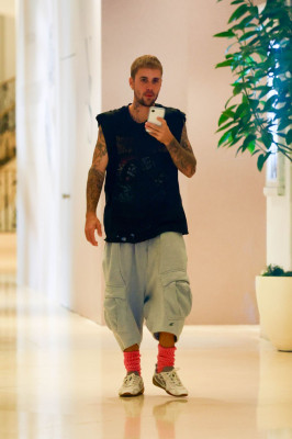 20.09 | visto recentemente no The Maybourne Beverly Hills Hotel, enquanto se dirigia a uma reunião para sua marca de moda, SKYLRK.