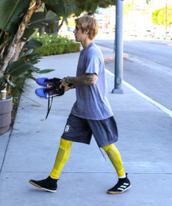 12.07 | Justin Bieber chegando no Equinox em Beverly Hills, Califórnia