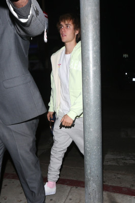 12.10 | Justin Bieber deixando o Villa Lounge em West Hollywood, Califórnia
