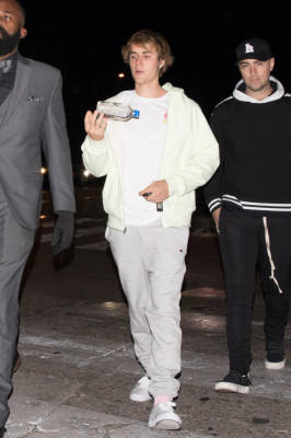 12.10 | Justin Bieber deixando o Villa Lounge em West Hollywood, Califórnia