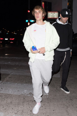 12.10 | Justin Bieber deixando o Villa Lounge em West Hollywood, Califórnia