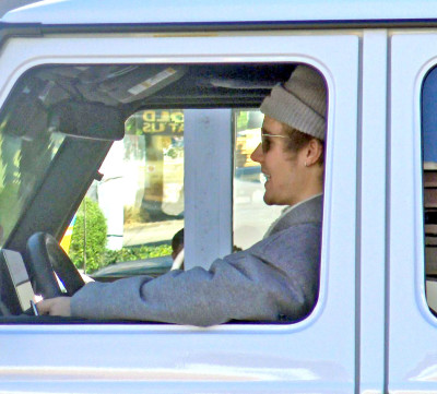 12.12 | Justin Bieber chegando no Jim Henson Company Lot em Los Angeles, Califórnia