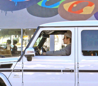 12.12 | Justin Bieber chegando no Jim Henson Company Lot em Los Angeles, Califórnia