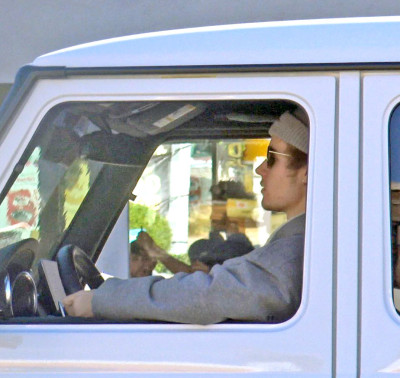 12.12 | Justin Bieber chegando no Jim Henson Company Lot em Los Angeles, Califórnia