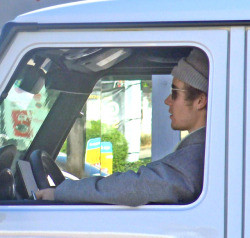12.12 | Justin Bieber chegando no Jim Henson Company Lot em Los Angeles, Califórnia