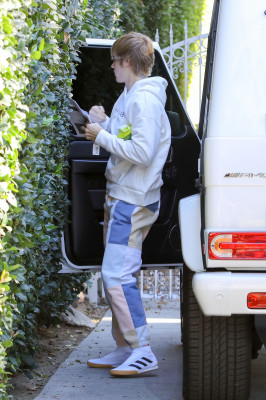 13.12 | Justin Bieber chegando a uma aula de atuação em Hollywood, Califórnia