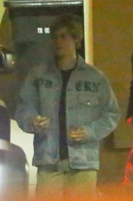 13.12 | Justin Bieber deixando o Saban Theatre em Beverly Hills, Califórnia