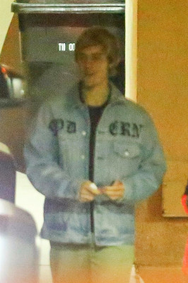 13.12 | Justin Bieber deixando o Saban Theatre em Beverly Hills, Califórnia