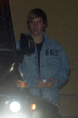 13.12 | Justin Bieber deixando o Saban Theatre em Beverly Hills, Califórnia