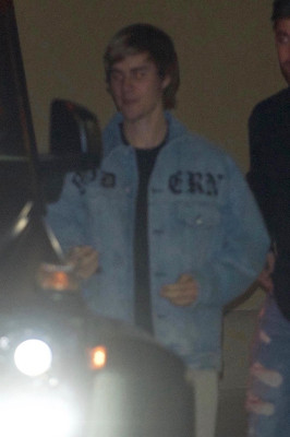 13.12 | Justin Bieber deixando o Saban Theatre em Beverly Hills, Califórnia