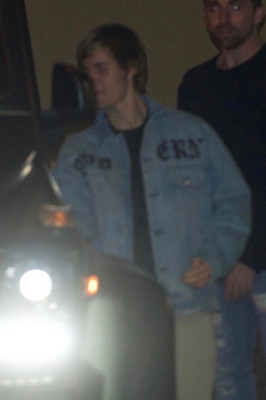13.12 | Justin Bieber deixando o Saban Theatre em Beverly Hills, Califórnia