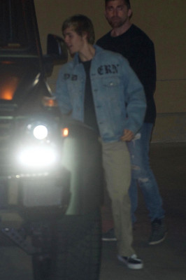 13.12 | Justin Bieber deixando o Saban Theatre em Beverly Hills, Califórnia