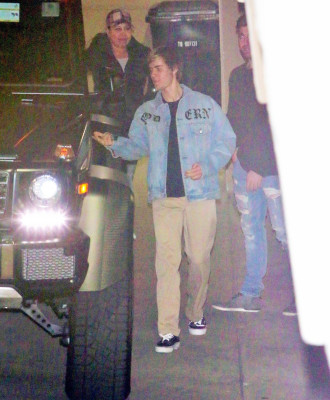 13.12 | Justin Bieber deixando o Saban Theatre em Beverly Hills, Califórnia
