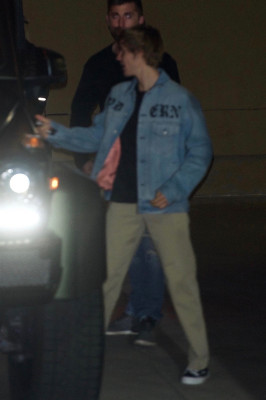 13.12 | Justin Bieber deixando o Saban Theatre em Beverly Hills, Califórnia