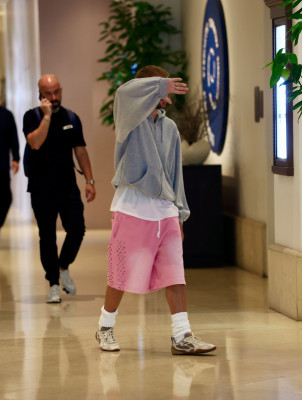 19.09 | visto a caminho do café da manhã no The Maybourne, em Los Angeles, Califórnia.