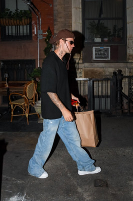 17.06 | Justin e Hailey Bieber saindo para jantar em West Village, em Nova York.