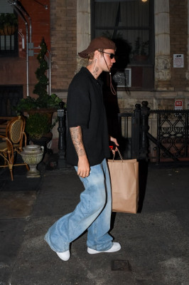 17.06 | Justin e Hailey Bieber saindo para jantar em West Village, em Nova York.