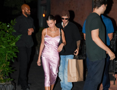 17.06 | Justin e Hailey Bieber saindo para jantar em West Village, em Nova York.