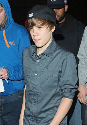 19.03 | Justin Bieber chegando em seu hotel em Londres
