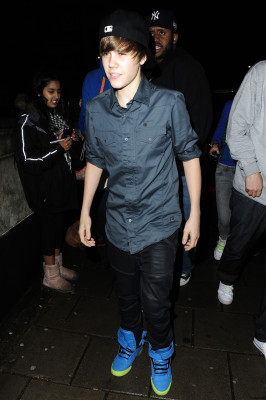19.03 | Justin Bieber chegando em seu hotel em Londres