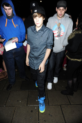 19.03 | Justin Bieber chegando em seu hotel em Londres