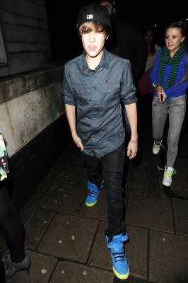 19.03 | Justin Bieber chegando em seu hotel em Londres