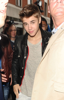 12/04 - Justin Bieber chegando na KISS FM