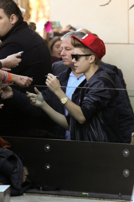 17.07 | Justin Bieber cumprimentando fãs na porta do hotel em Sydney