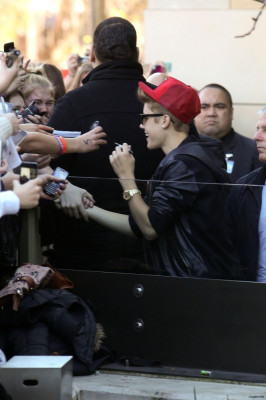 17.07 | Justin Bieber cumprimentando fãs na porta do hotel em Sydney