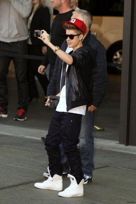 17.07 | Justin Bieber cumprimentando fãs na porta do hotel em Sydney