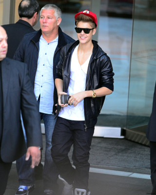 17.07 | Justin Bieber cumprimentando fãs na porta do hotel em Sydney