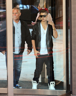 17.07 | Justin Bieber cumprimentando fãs na porta do hotel em Sydney