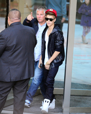 17.07 | Justin Bieber cumprimentando fãs na porta do hotel em Sydney