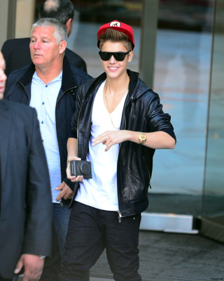 17.07 | Justin Bieber cumprimentando fãs na porta do hotel em Sydney