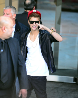 17.07 | Justin Bieber cumprimentando fãs na porta do hotel em Sydney