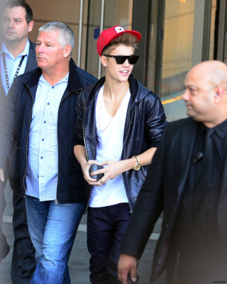 17.07 | Justin Bieber cumprimentando fãs na porta do hotel em Sydney