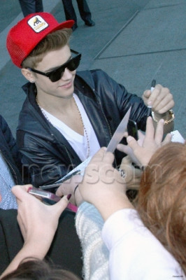 17.07 | Justin Bieber cumprimentando fãs na porta do hotel em Sydney